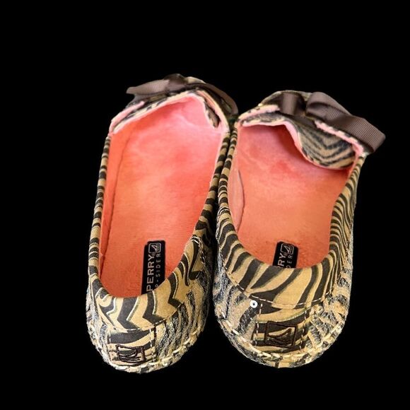 Sperry Topsider Tiger Print Mocassins with tie and sequin detail size 7 w/6.5fit - Picture 4 of 11